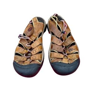 COPY - Keens women’s Newport closed toe leather sandals size 9.5